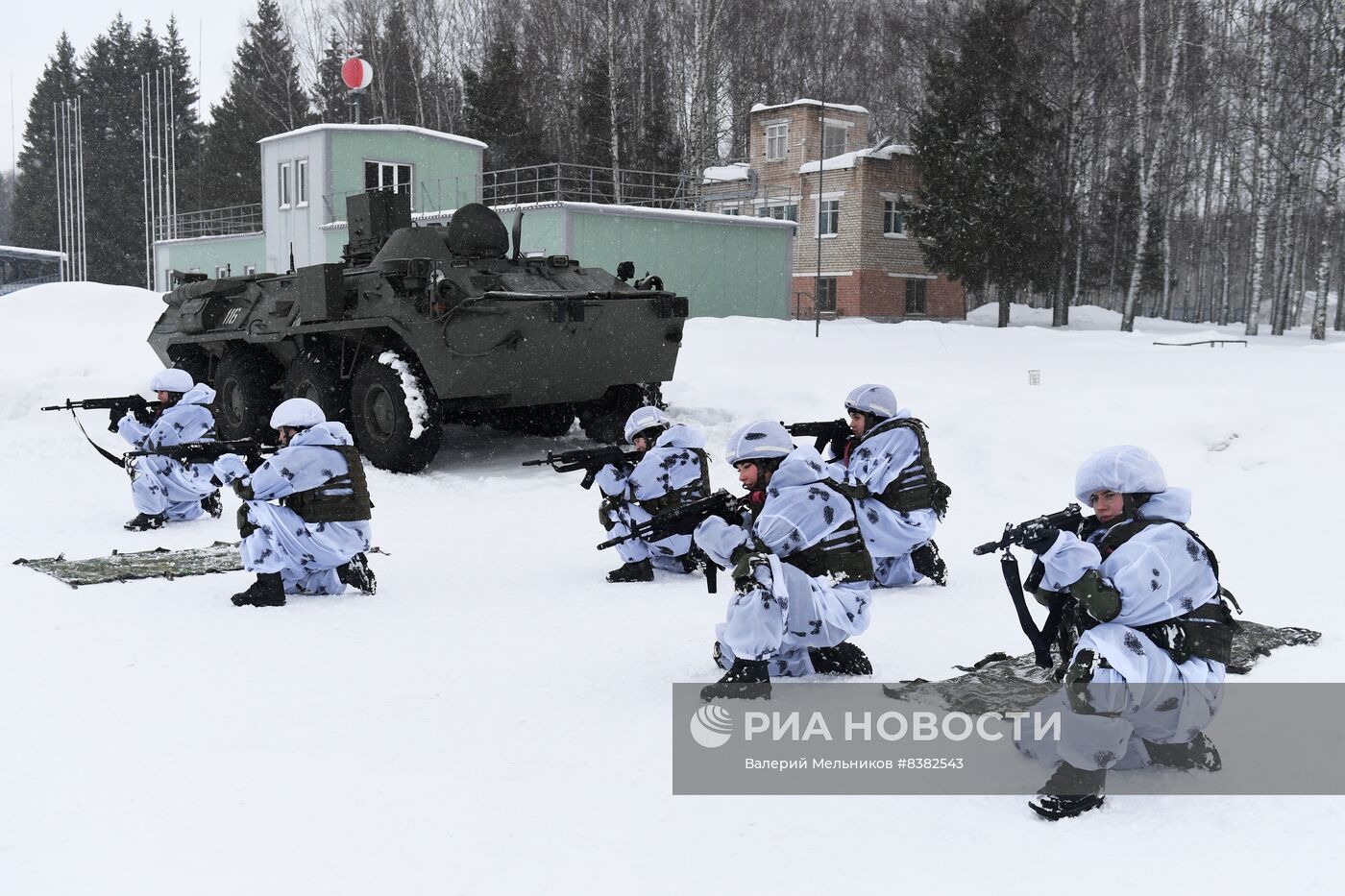 Боевая подготовка девушек-курсантов Академии РХБЗ в Костроме