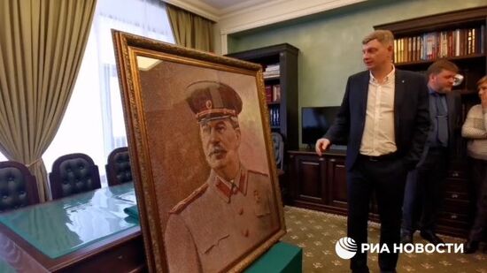 Житель Волгограда передал в дар музею "Сталинградская битва" портрет Сталина из бисера