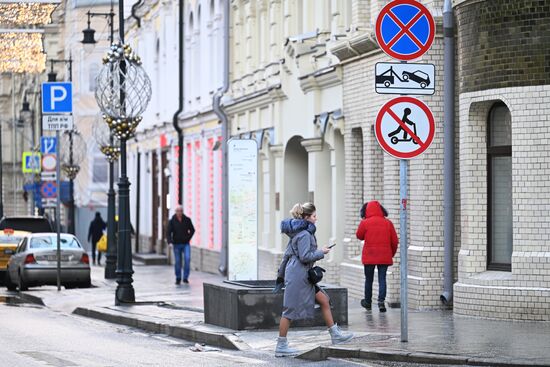 Знаки о запрете проезда на самокатах установили в Москве