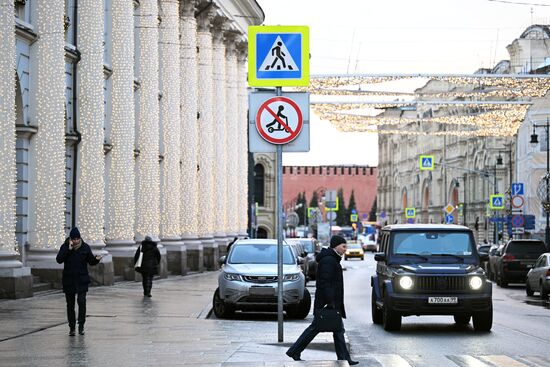 Знаки о запрете проезда на самокатах установили в Москве