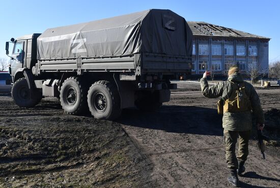 Военные передали гумпомощь жителям прифронтовых сел Запорожской области