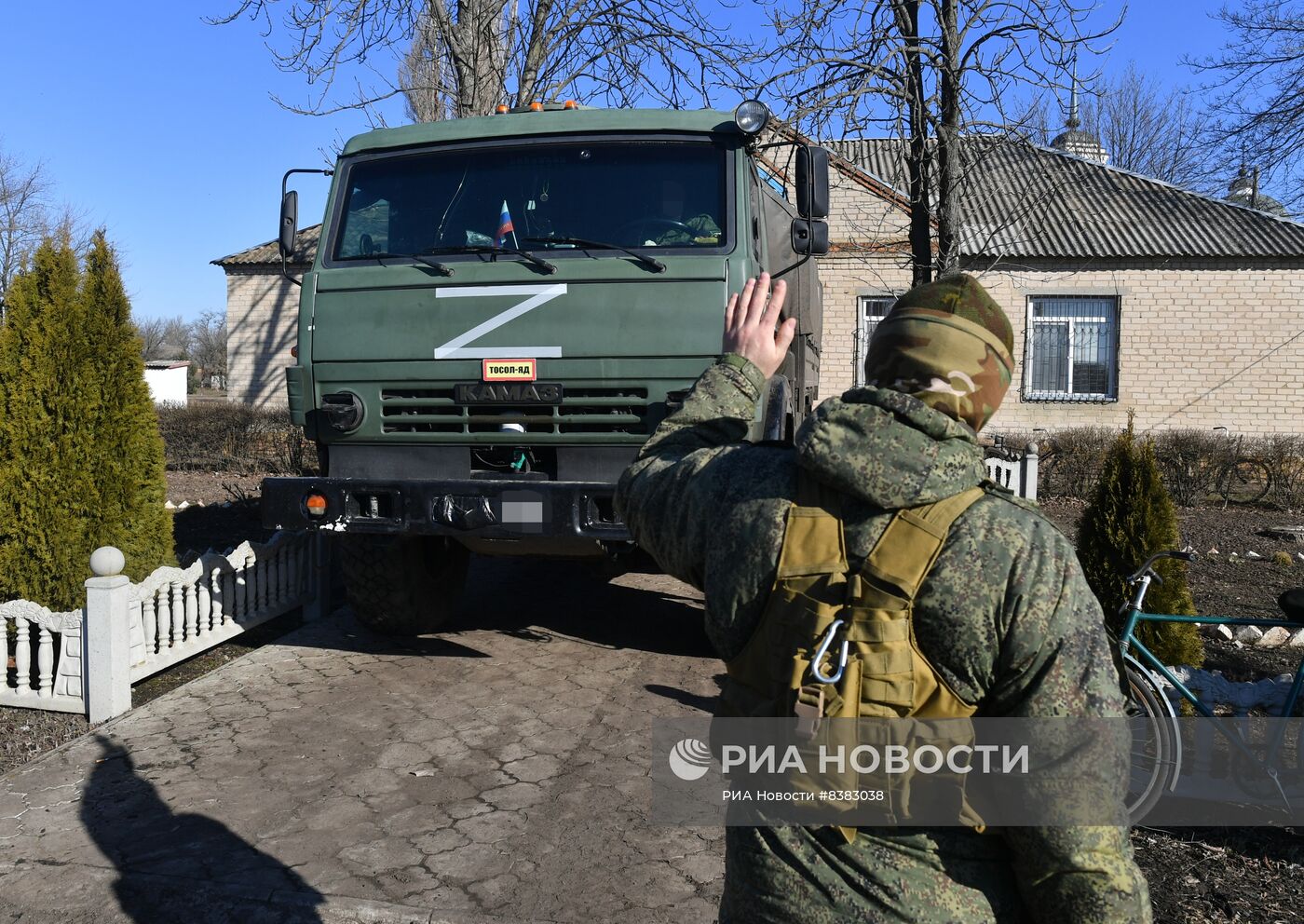 Военные передали гумпомощь жителям прифронтовых сел Запорожской области