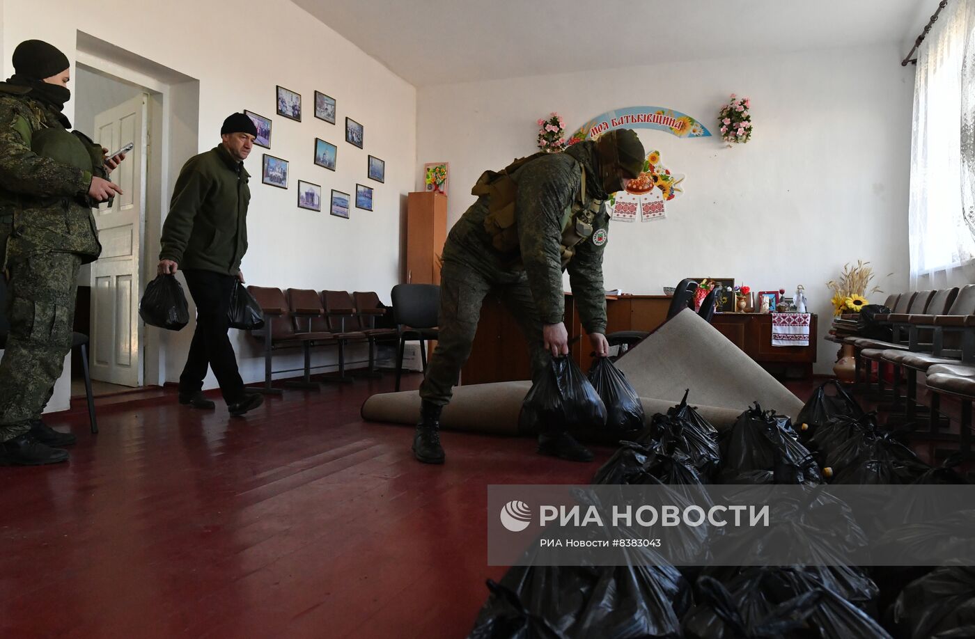 Военные передали гумпомощь жителям прифронтовых сел Запорожской области