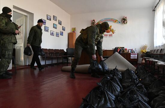 Военные передали гумпомощь жителям прифронтовых сел Запорожской области