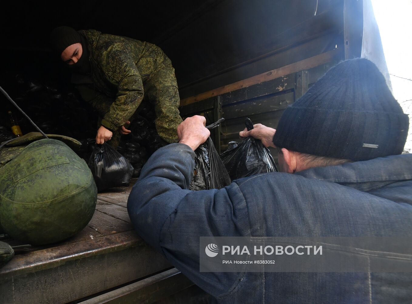 Военные передали гумпомощь жителям прифронтовых сел Запорожской области