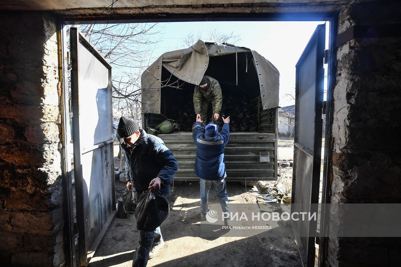 Военные передали гумпомощь жителям прифронтовых сел Запорожской области