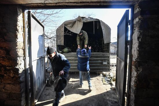 Военные передали гумпомощь жителям прифронтовых сел Запорожской области