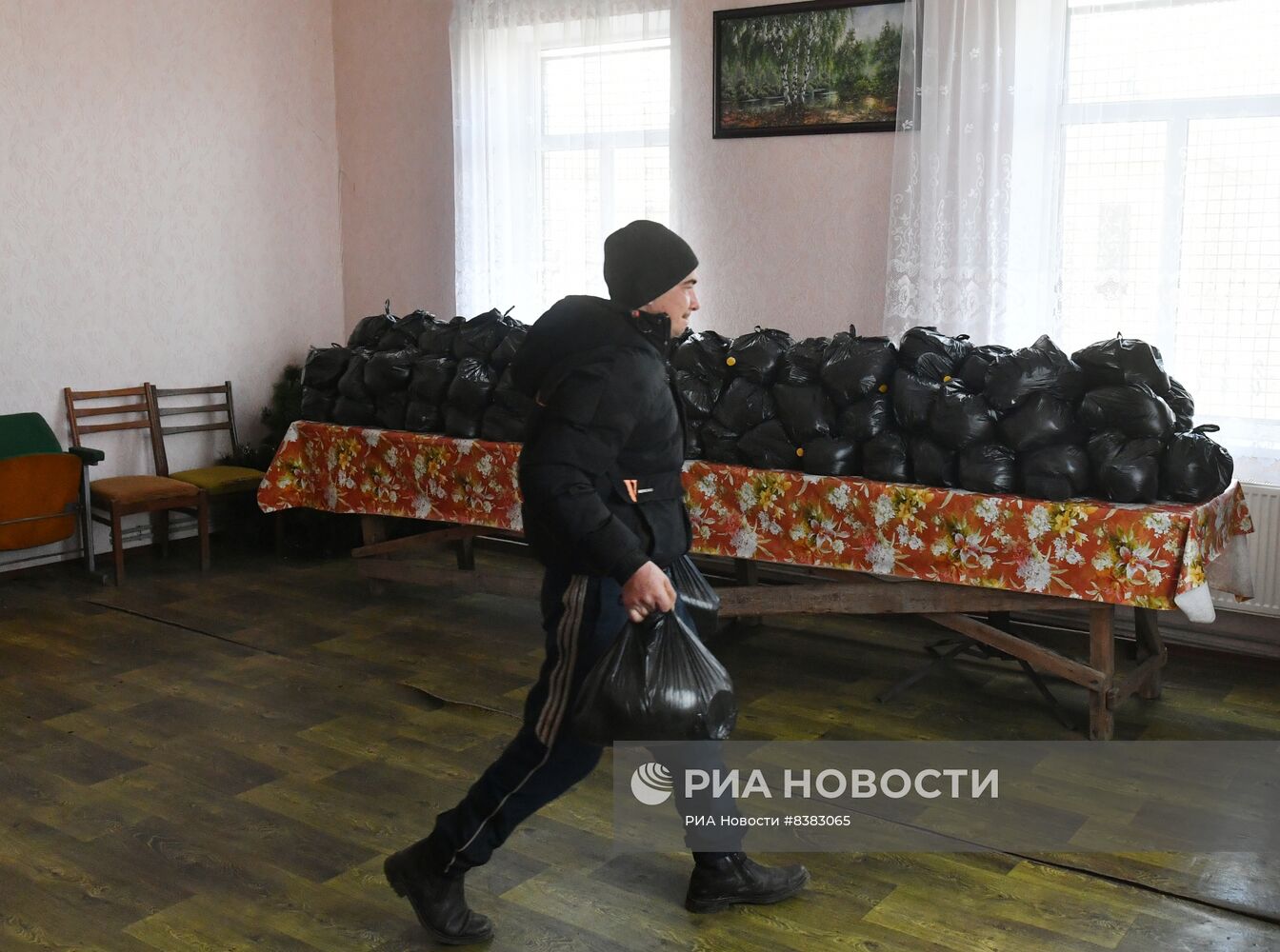 Военные передали гумпомощь жителям прифронтовых сел Запорожской области