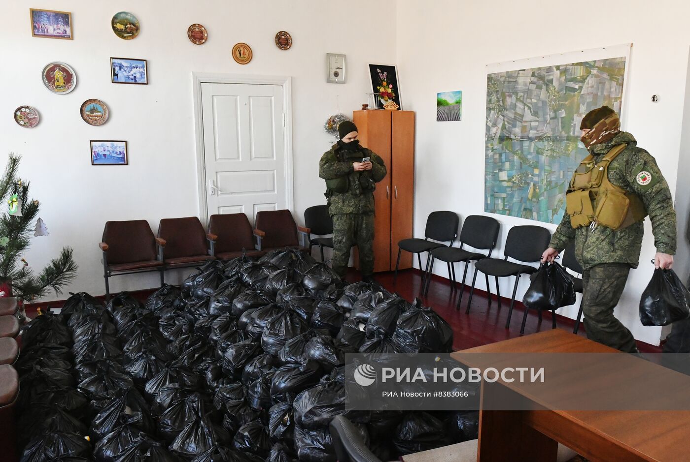 Военные передали гумпомощь жителям прифронтовых сел Запорожской области