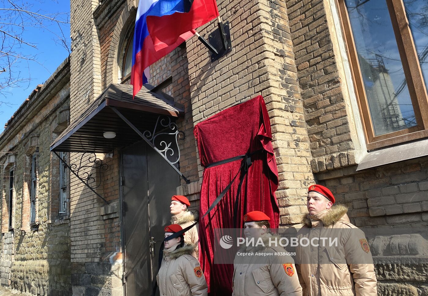 Памятная доска в честь Героя России В. Жоги появилась в Донецке