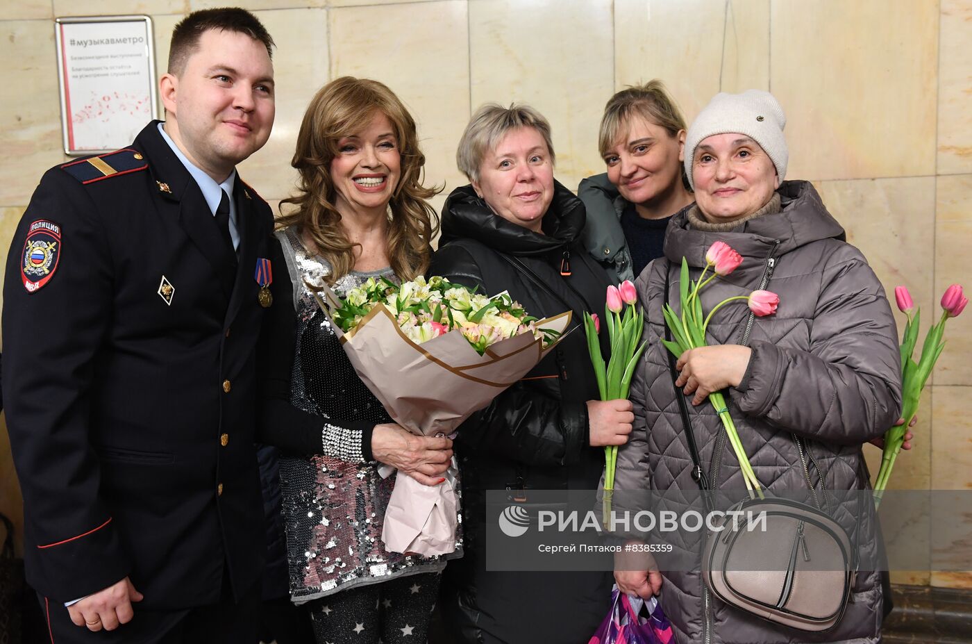 Поздравление женщин с наступающим 8 марта в московском метро