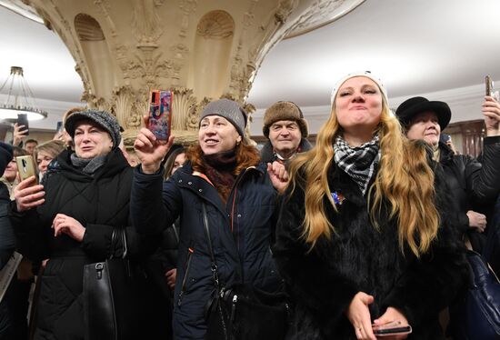 Поздравление женщин с наступающим 8 марта в московском метро