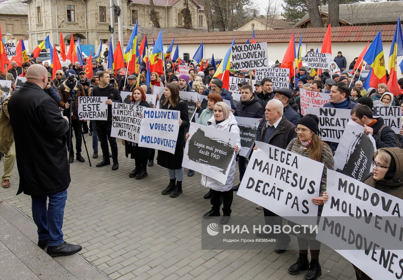 Протест у Конституционного суда Молдовы в защиту Конституции и молдавского языка