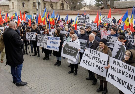 Протест у Конституционного суда Молдовы в защиту Конституции и молдавского языка