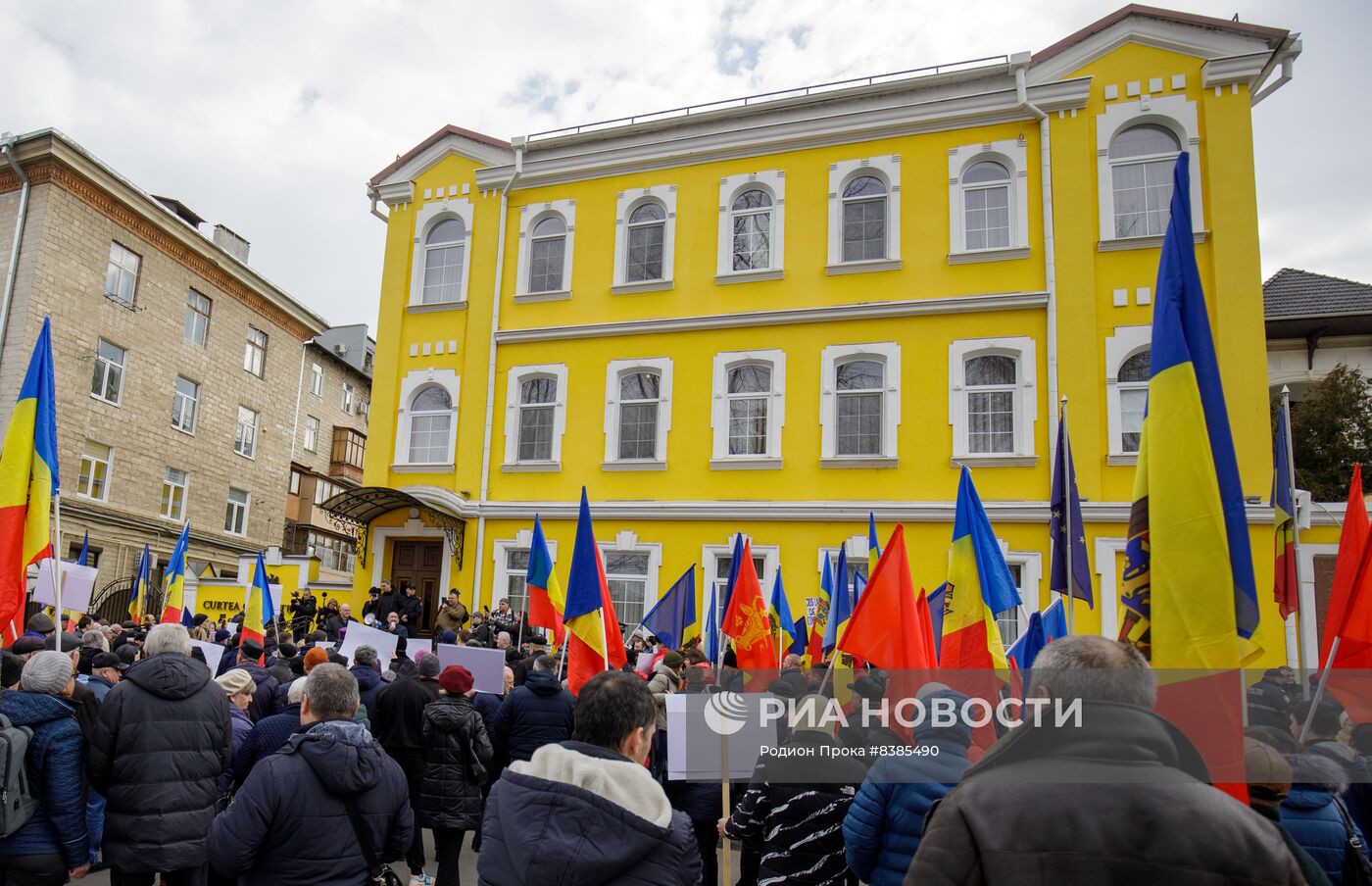 Протест у Конституционного суда Молдовы в защиту Конституции и молдавского языка