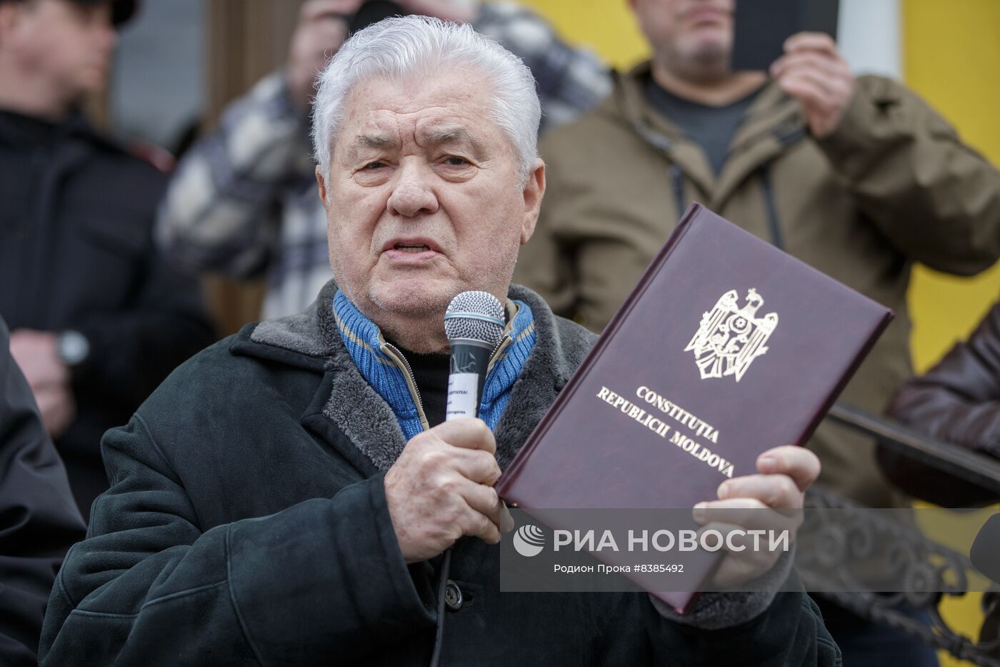 Протест у Конституционного суда Молдовы в защиту Конституции и молдавского языка