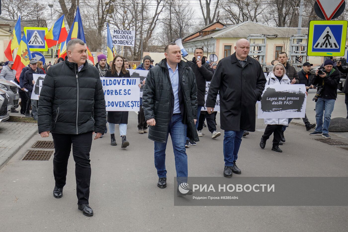 Протест у Конституционного суда Молдовы в защиту Конституции и молдавского языка