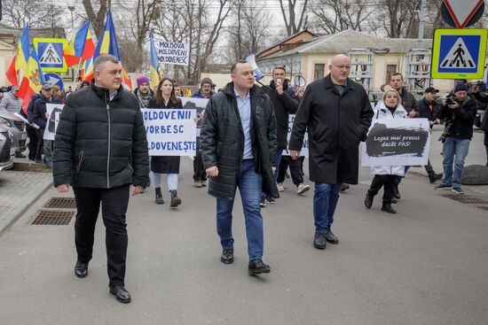 Протест у Конституционного суда Молдовы в защиту Конституции и молдавского языка