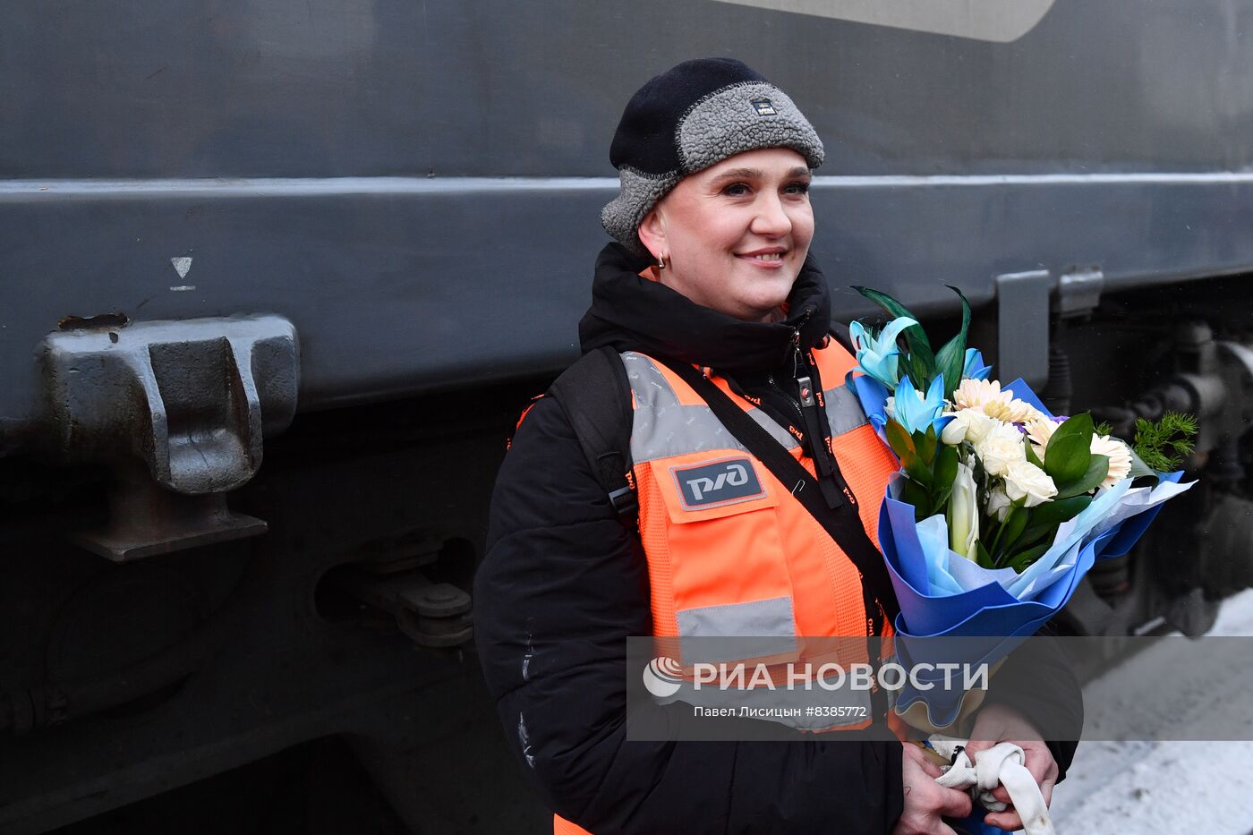 Первый самостоятельный рейс женщины-машиниста электровоза О. Соколовой