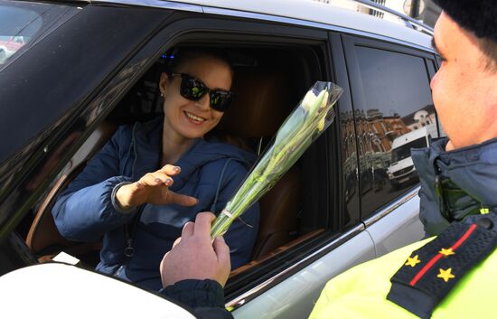 Сотрудники ДПС поздравляют женщин-водителей с 8 марта