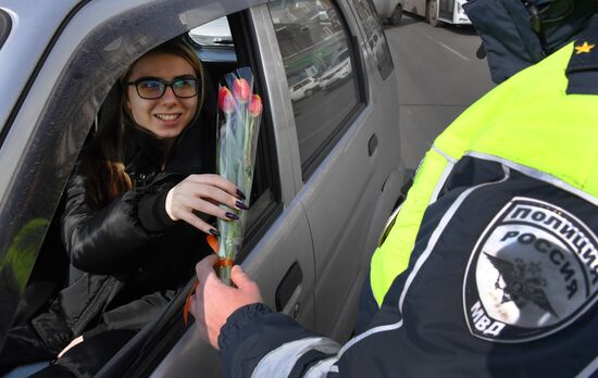 Сотрудники ДПС поздравляют женщин-водителей с 8 марта