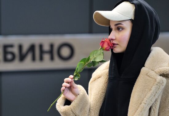 Девушка с цветами