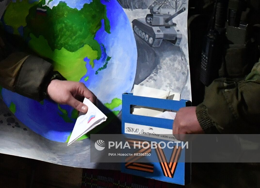 Передача стенгазеты с письмами от российских школьников бойцам на передовой