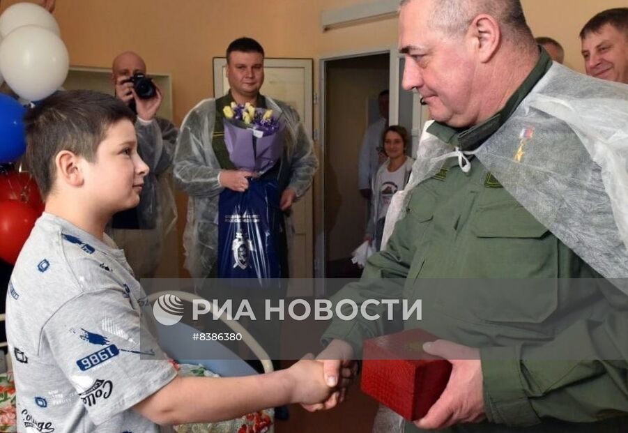 Мальчику Федору из Брянской области вручили медаль СК "За доблесть и отвагу"