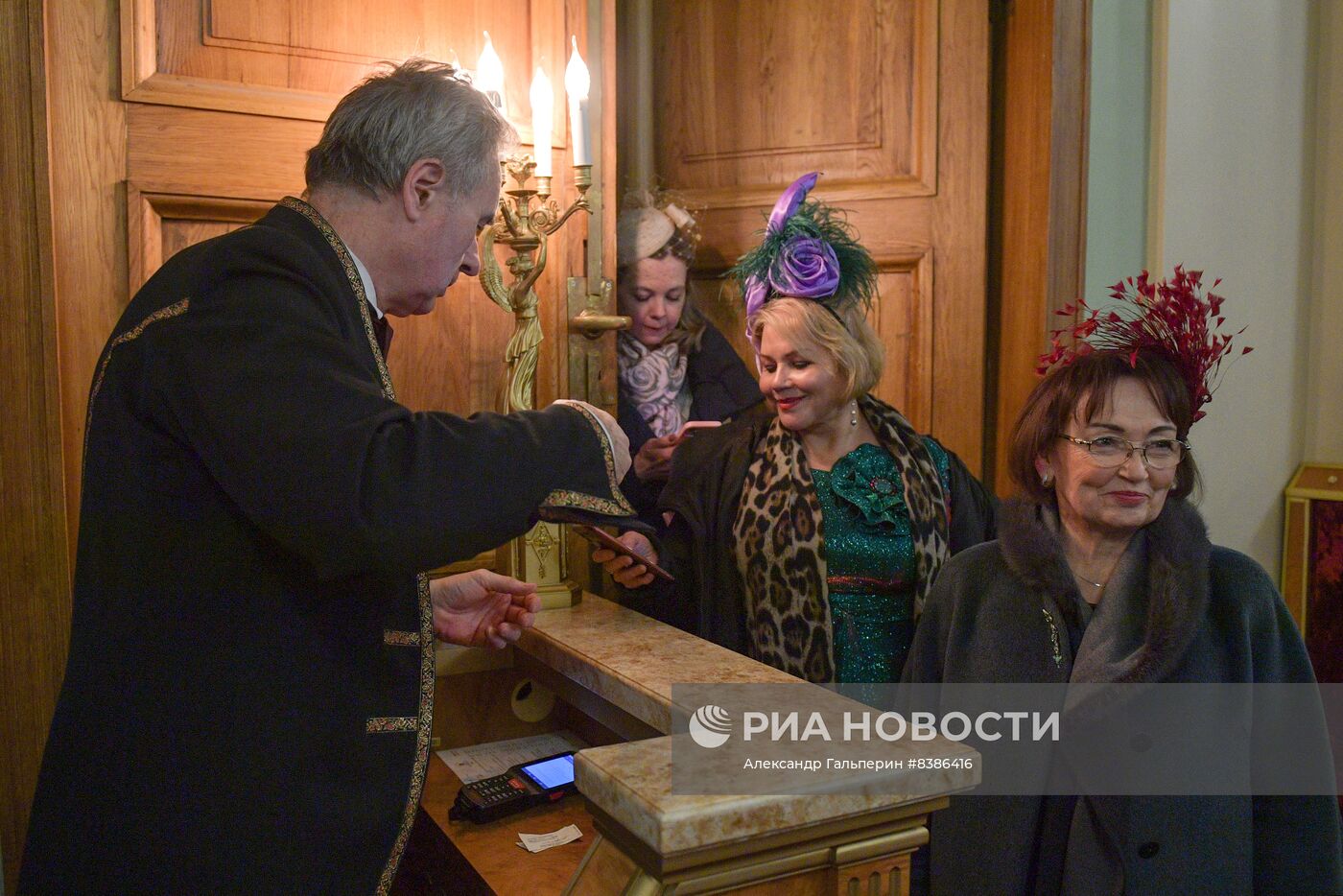 Акция "Красивый выход" в Александринском театре 