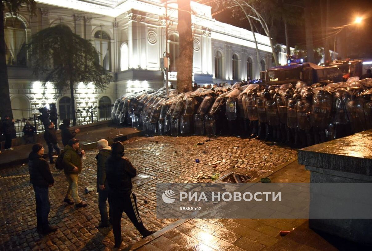 Беспорядки у парламента в Тбилиси