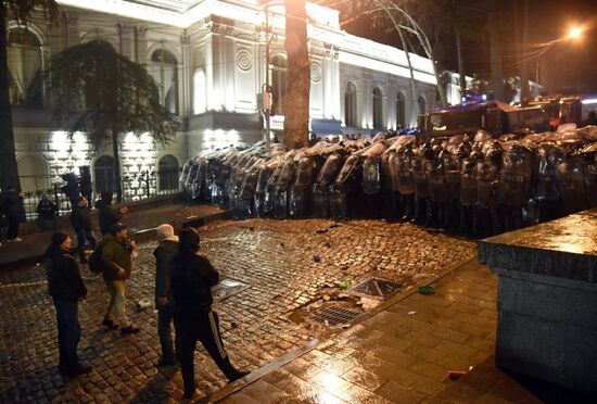Беспорядки у парламента в Тбилиси