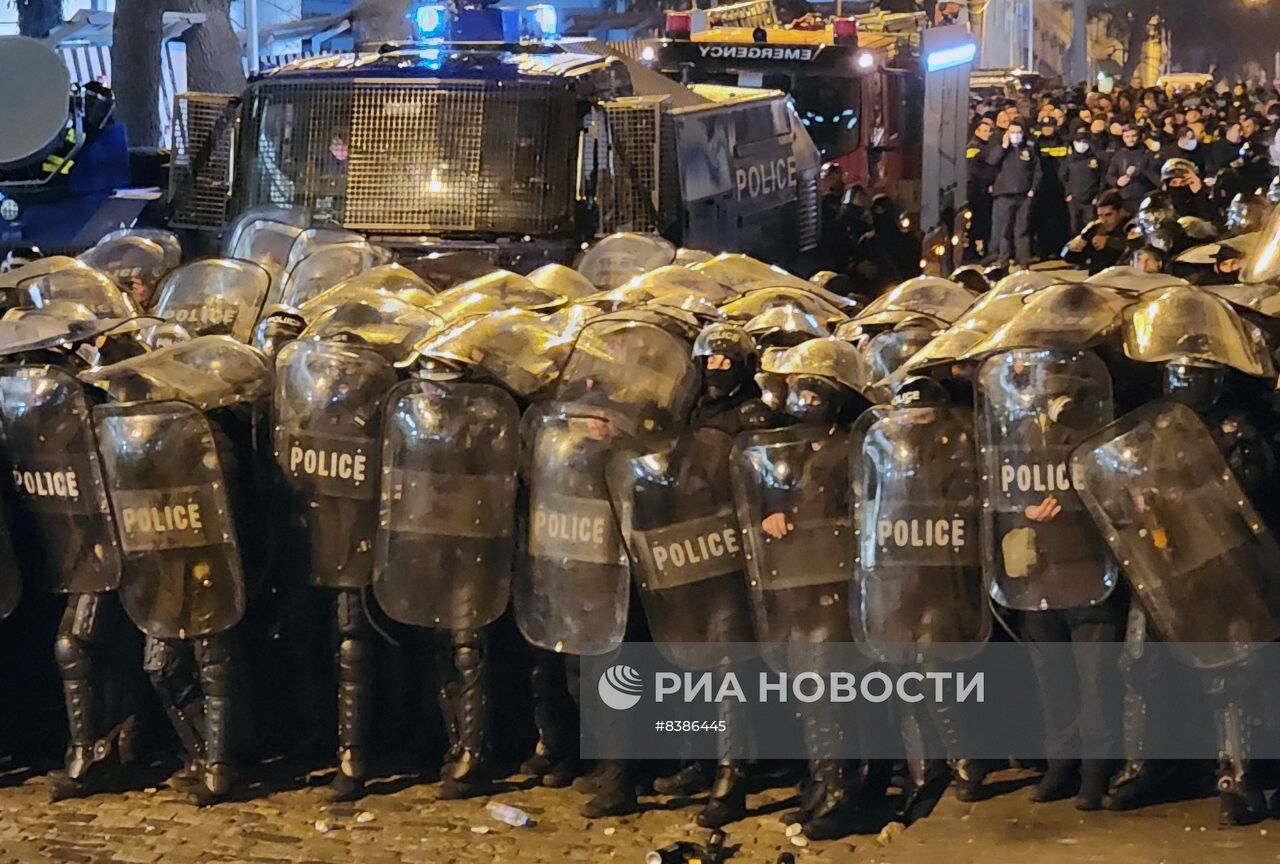 Беспорядки у парламента в Тбилиси