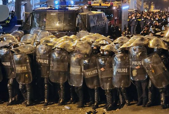 Беспорядки у парламента в Тбилиси