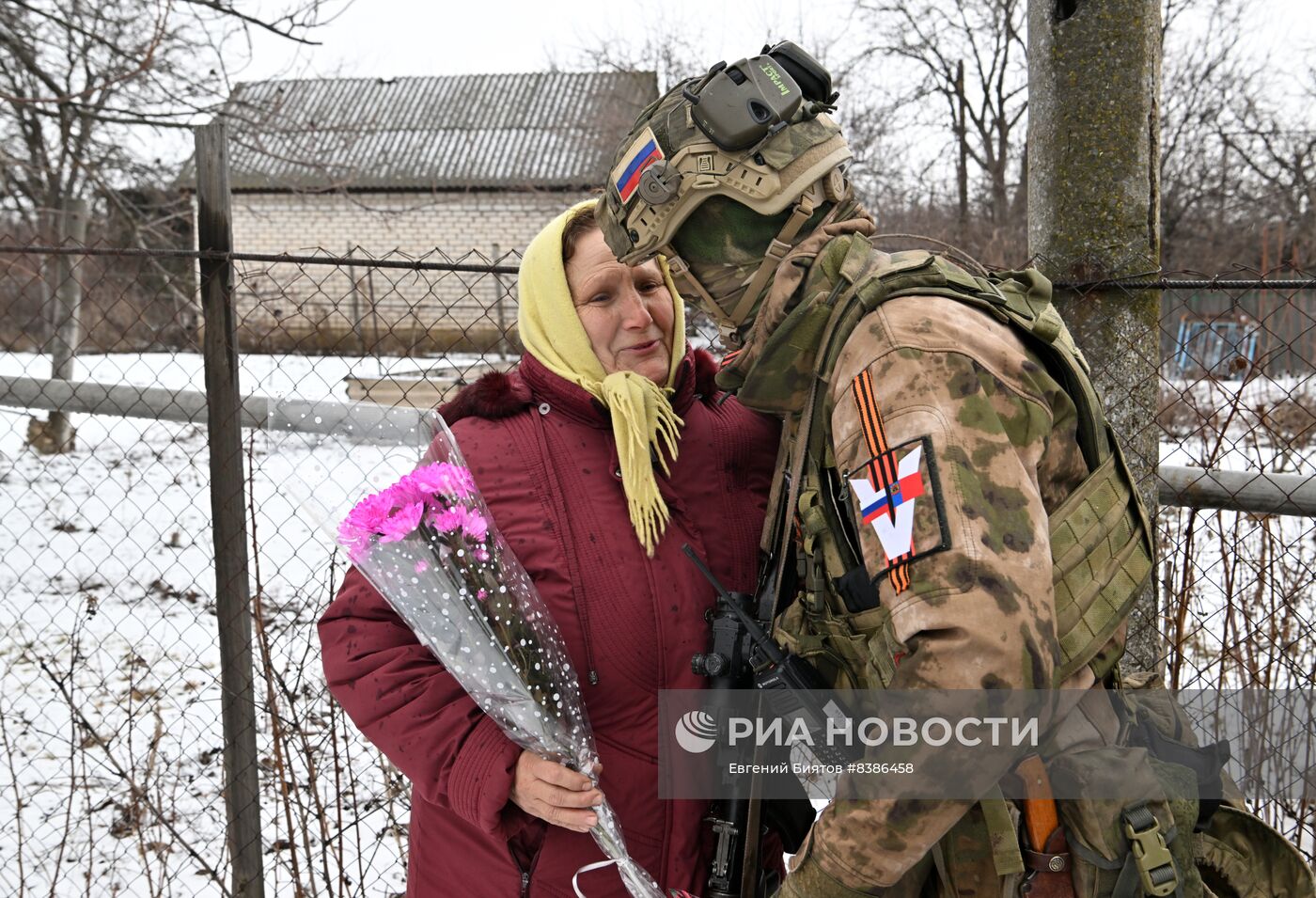 Росгвардейцы поздравили с 8 марта женщин в ЛНР