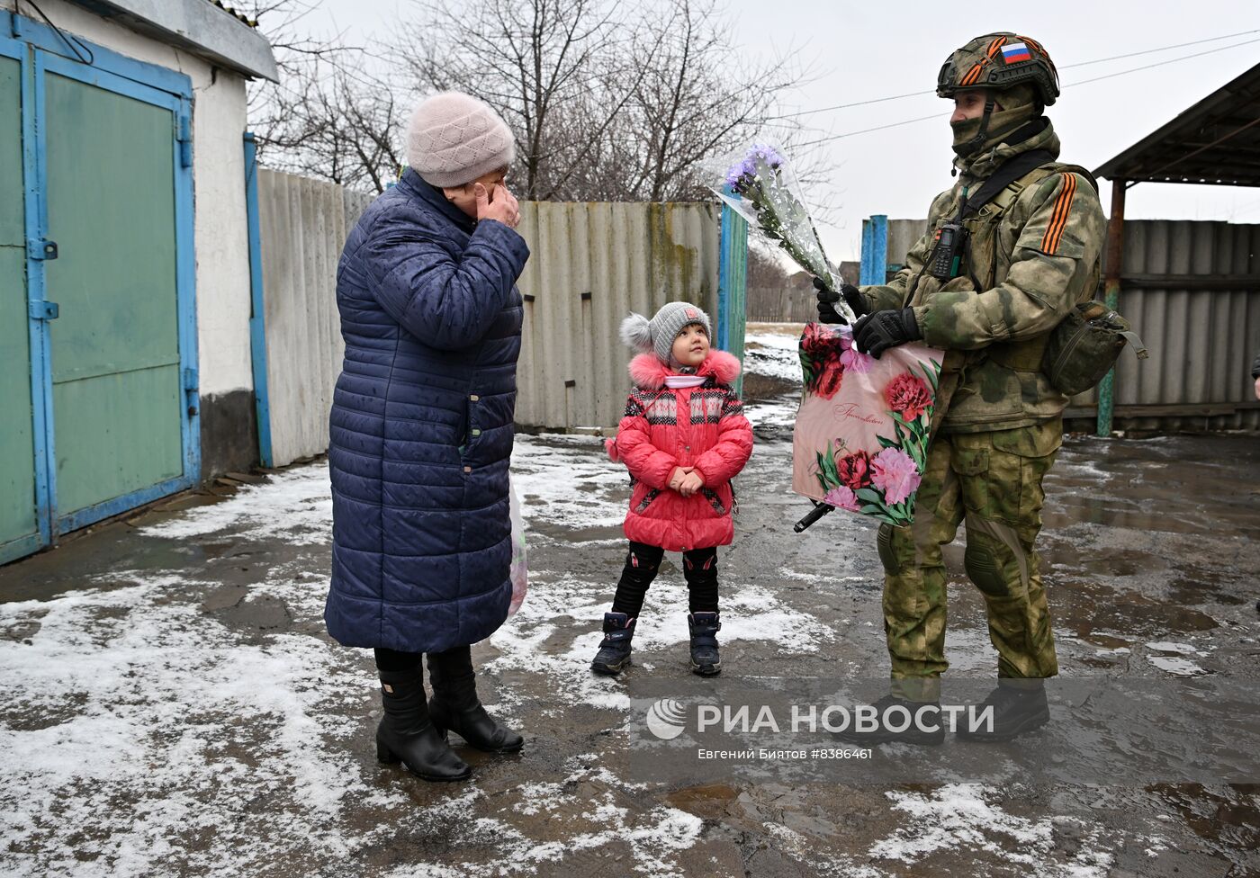 Росгвардейцы поздравили с 8 марта женщин в ЛНР