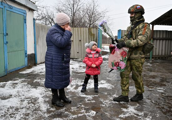 Росгвардейцы поздравили с 8 марта женщин в ЛНР