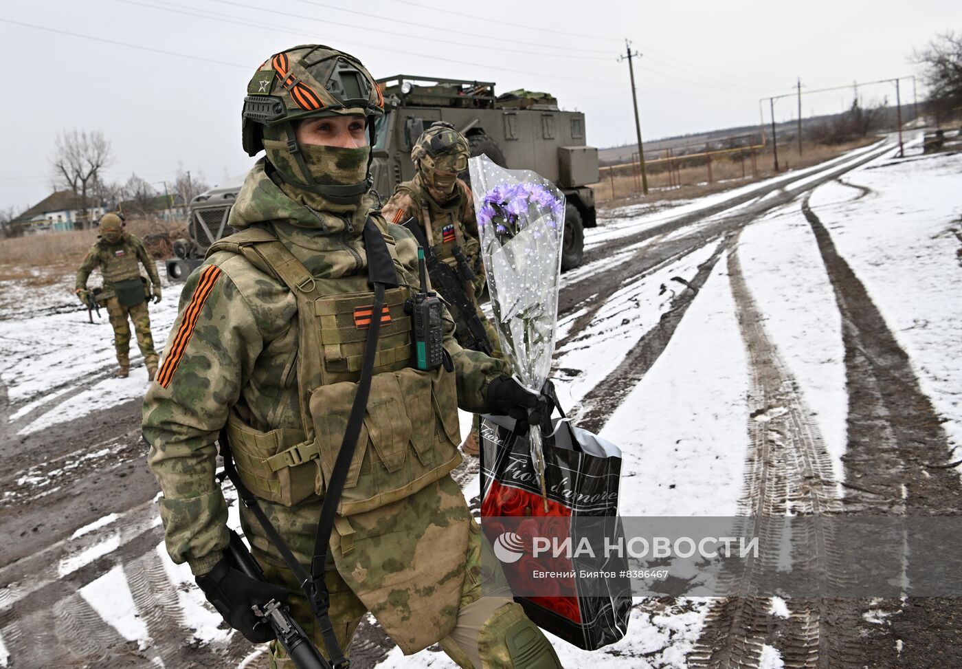 Росгвардейцы поздравили с 8 марта женщин в ЛНР