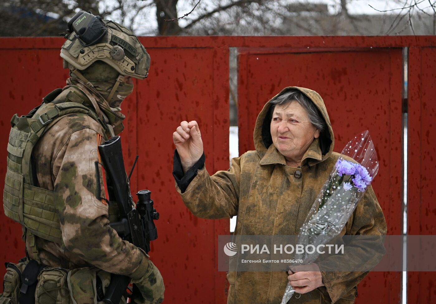 Росгвардейцы поздравили с 8 марта женщин в ЛНР