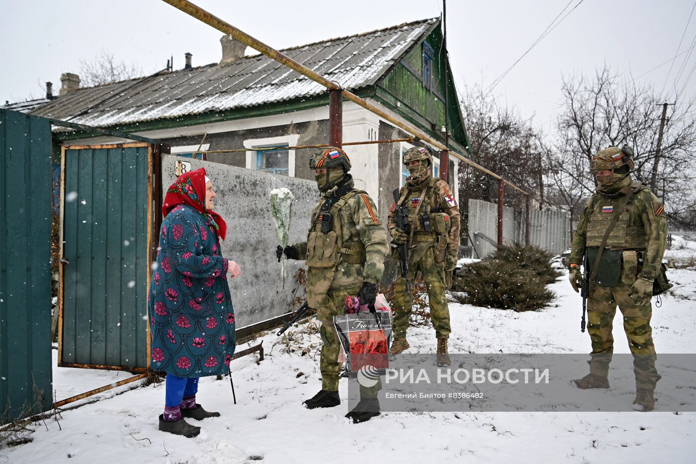 Росгвардейцы поздравили с 8 марта женщин в ЛНР