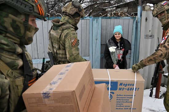 Росгвардейцы поздравили с 8 марта женщин в ЛНР