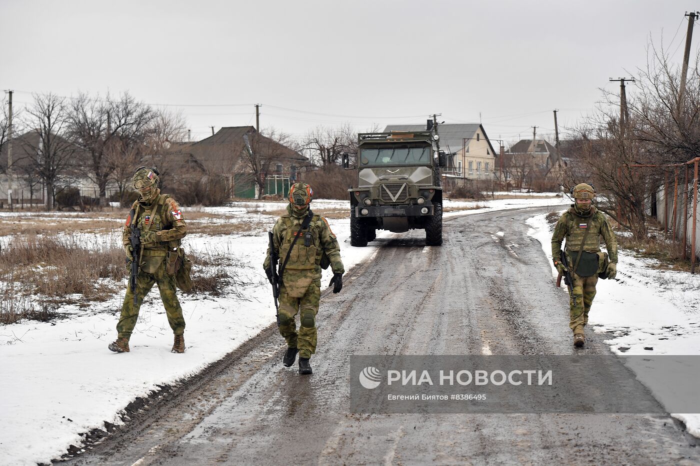 Росгвардейцы поздравили с 8 марта женщин в ЛНР