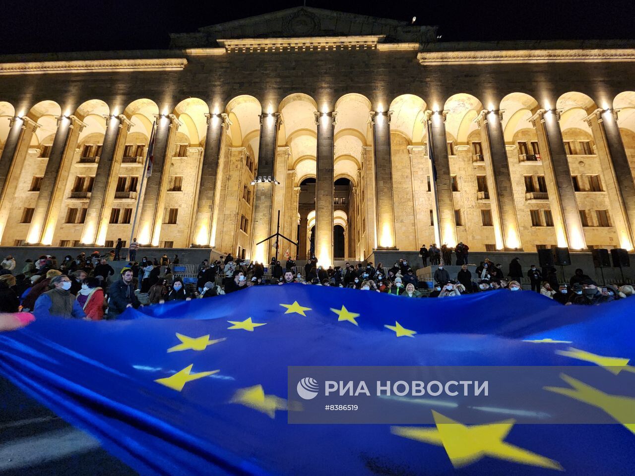 Беспорядки у парламента в Тбилиси