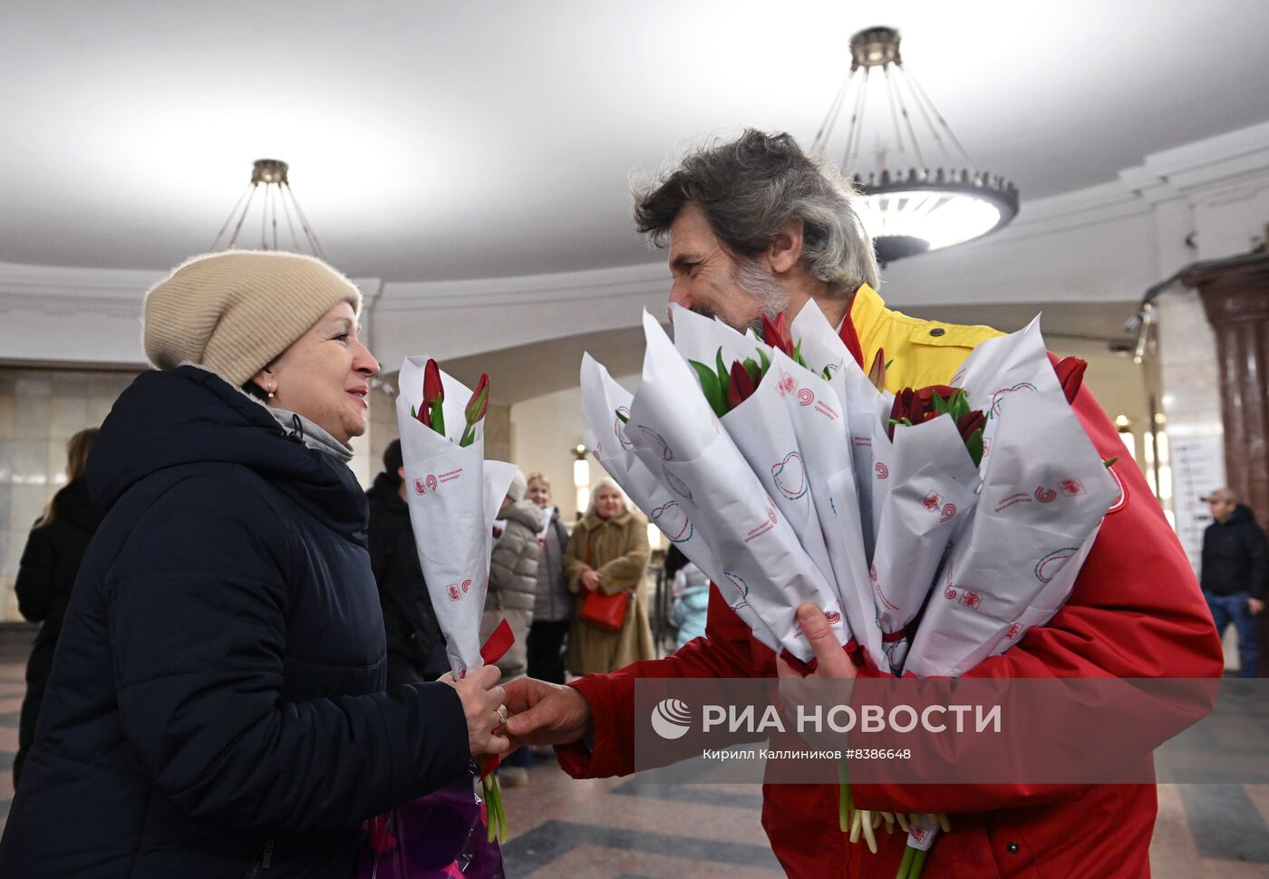 Поздравление женщин с 8 марта в Московском метро