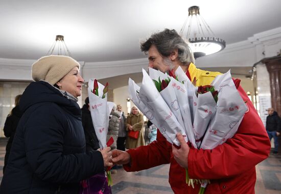 Поздравление женщин с 8 марта в Московском метро