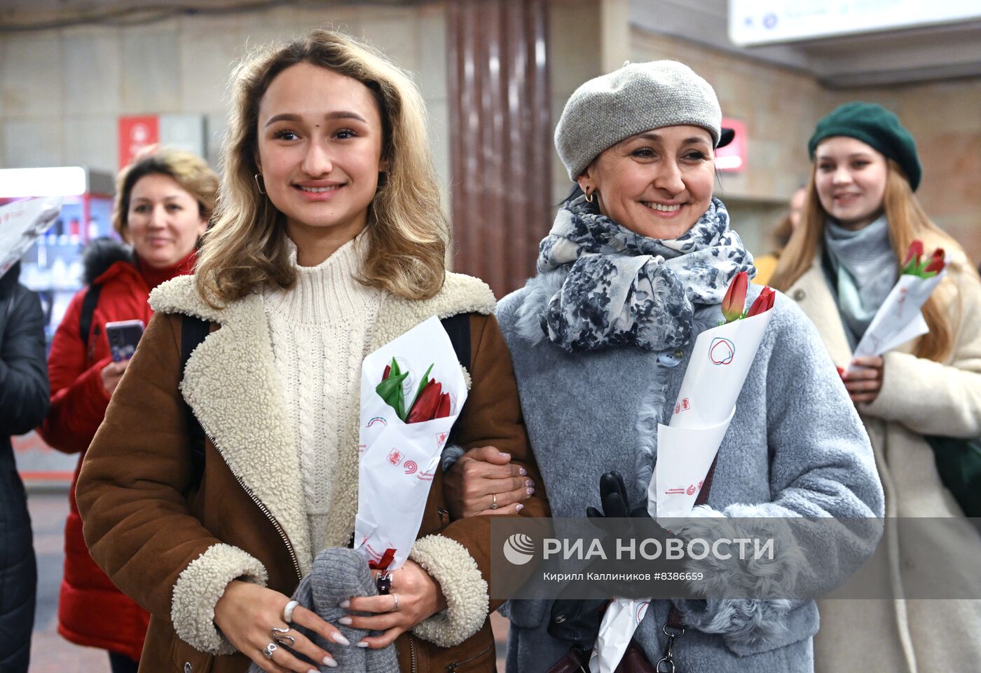 Поздравление женщин с 8 марта в Московском метро