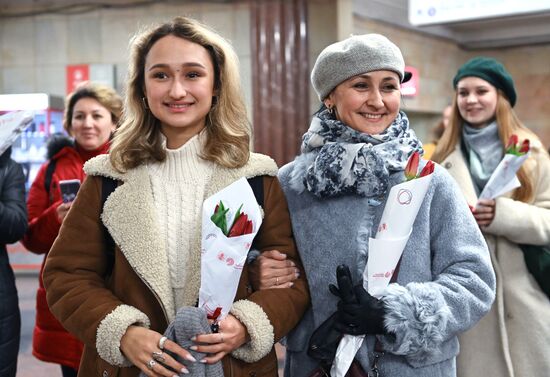 Поздравление женщин с 8 марта в Московском метро
