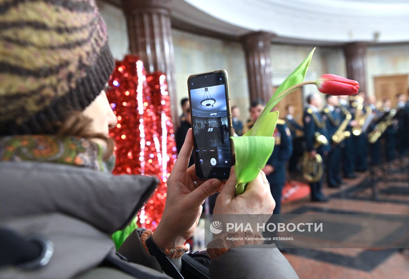 Поздравление женщин с 8 марта в Московском метро