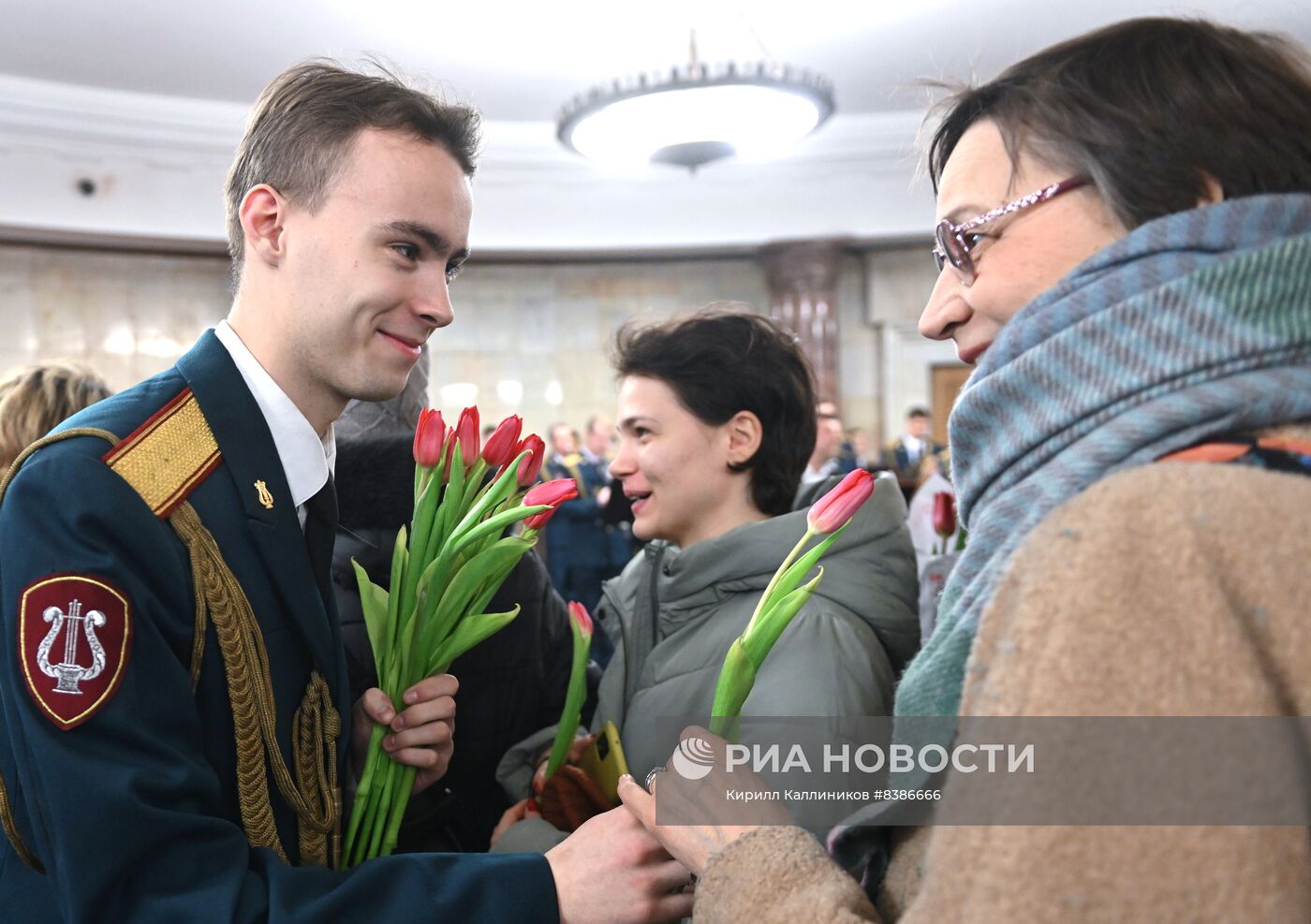 Поздравление женщин с 8 марта в Московском метро