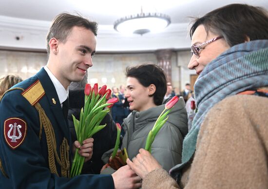 Поздравление женщин с 8 марта в Московском метро
