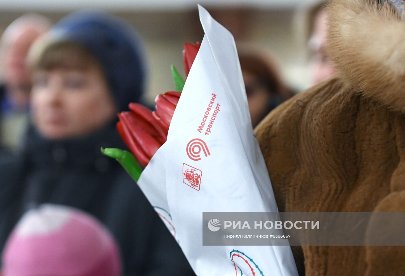 Поздравление женщин с 8 марта в Московском метро